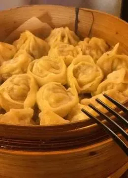 Momo z krewetkami  i selerem naciowym
