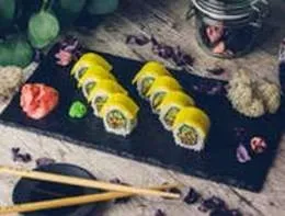 California tykwa marynowana w tempurze z tamago na górze 8 szt