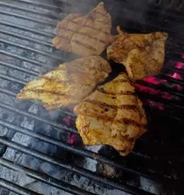 Grillowana pierś zapiekana z mozzarellą i pomidorami