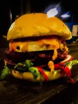 Burger z kozim serem