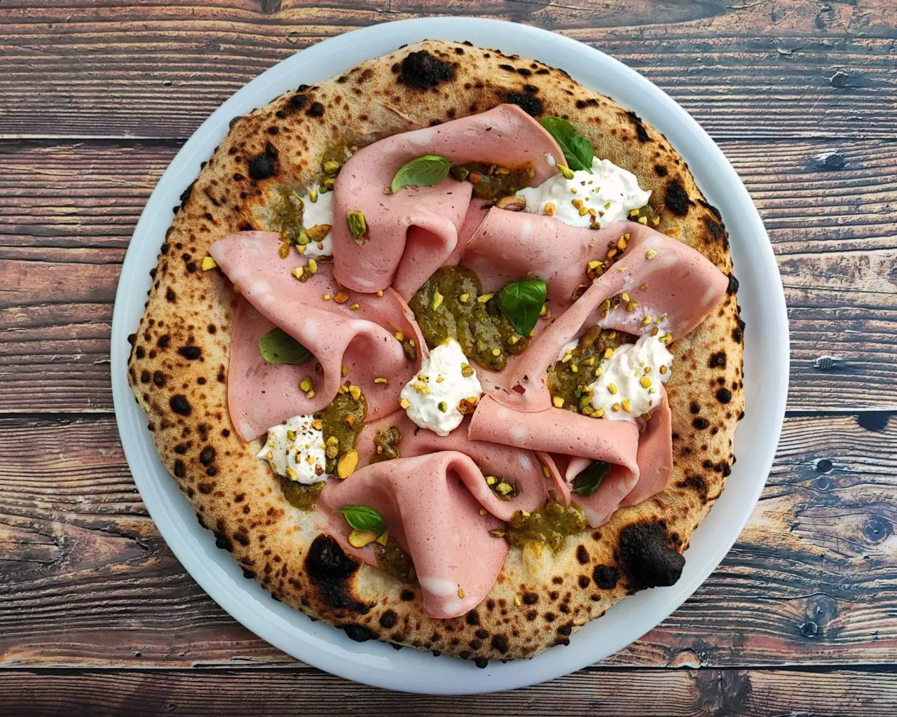 Pizza mortadella e pesto di pistacchi