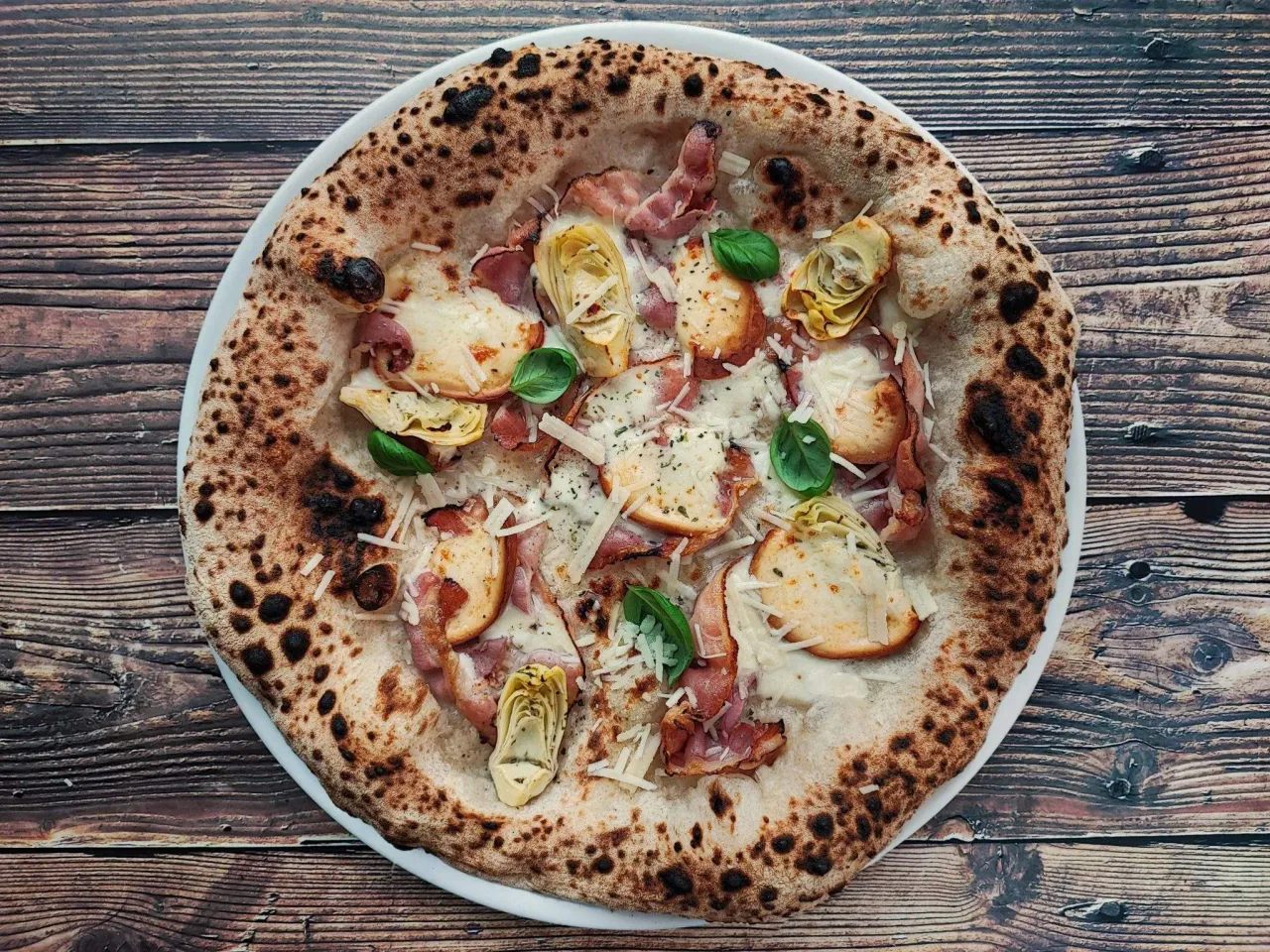 Pizza pancetta e provola affumicata