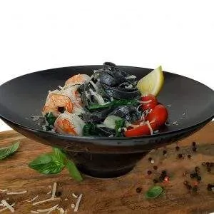 Tagliatelle al nero di seppia cоn gamberetti