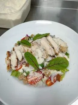 Sałata z grillowanym kurczakiem