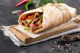 Kebab w chlebie arabskim średni