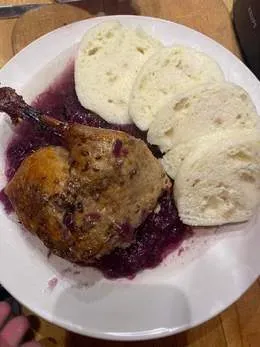Pečena kachna na červenem zeli