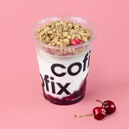 Granola z jogurtem i wiśniami