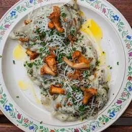 Pierogi z grzybami i sosem z polskiego sera pleśniowego