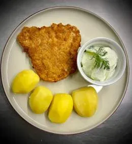 Kotlet schabowy z gotowanymi ziemniakami i mizerią