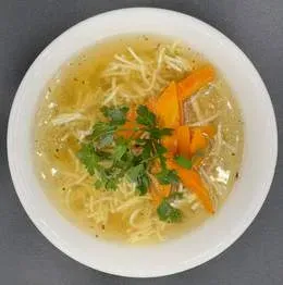 Rosół drobiowy z makaronem, mięsem kurczaka, marchewką i natką pietruszki, 400ml
