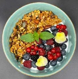 Pieczona granola z jogurtem, owocami, pestkami i migdałami