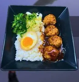 Meatball bento z japońskim ryżem