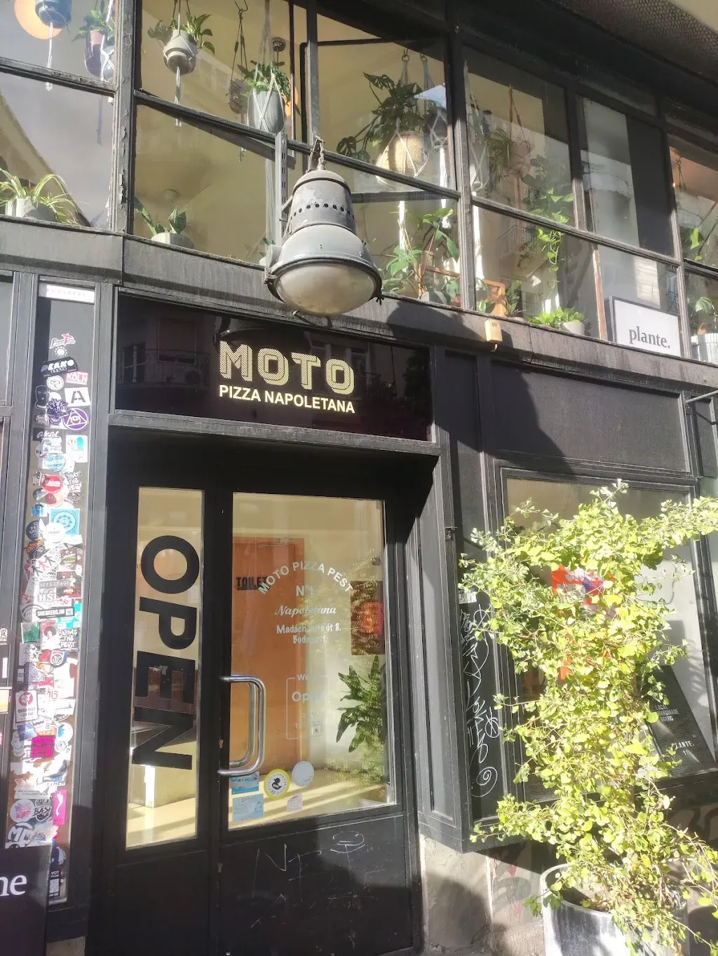 Moto Pizza / Pest