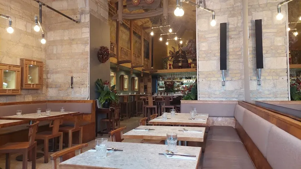 QUÍ Restaurant & Bar