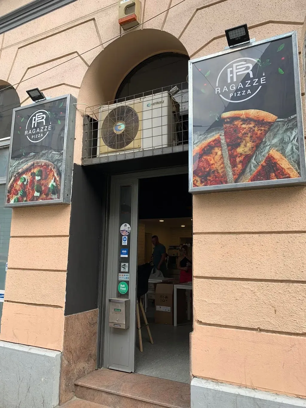 Ragazze Pizza