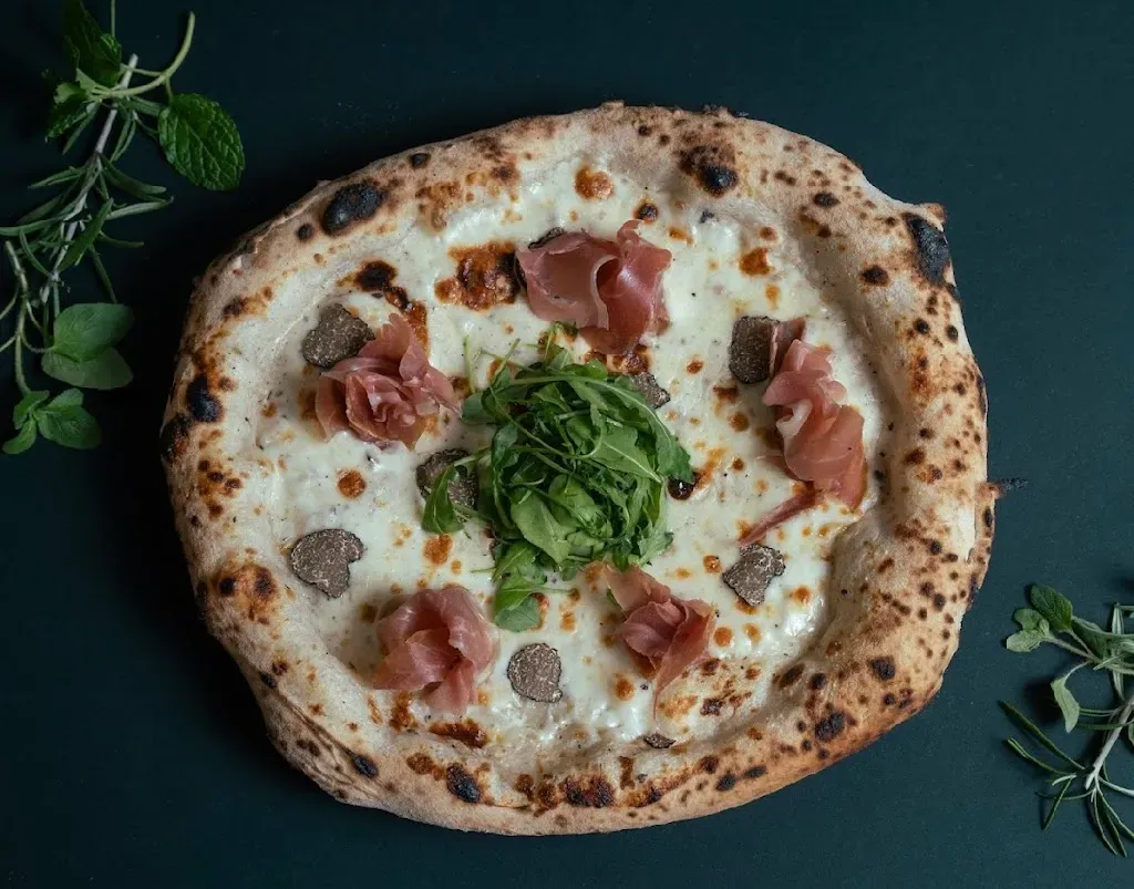 Il Directore - Delicious Neapolitan pizza in Király street