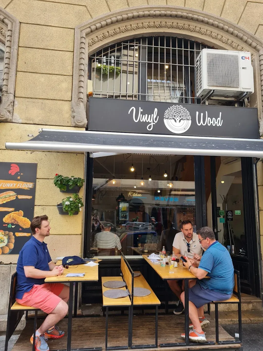VINYL & WOOD - Brunch | Breakfast | Coffee | Budapest