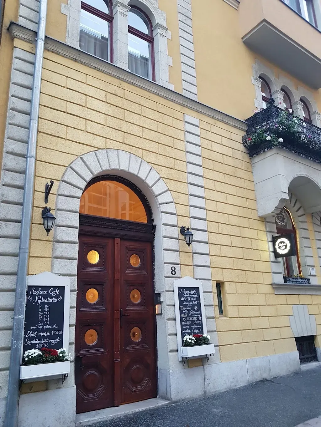 Szelence Café Health Food Restaurant