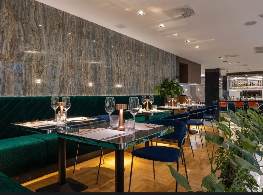 Anri Restaurant & Grill & Free Parking