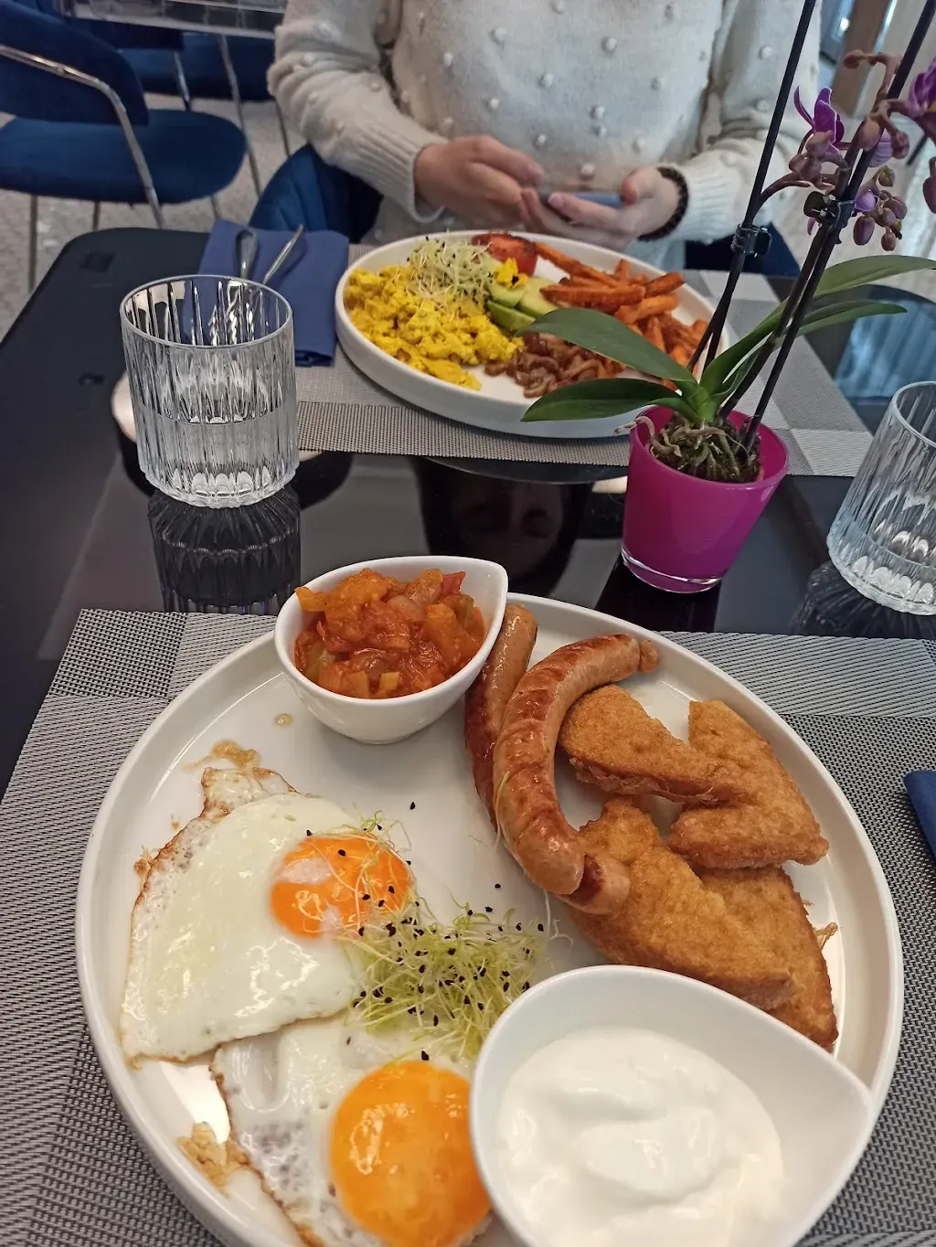 Anri Restaurant & Grill & Free Parking