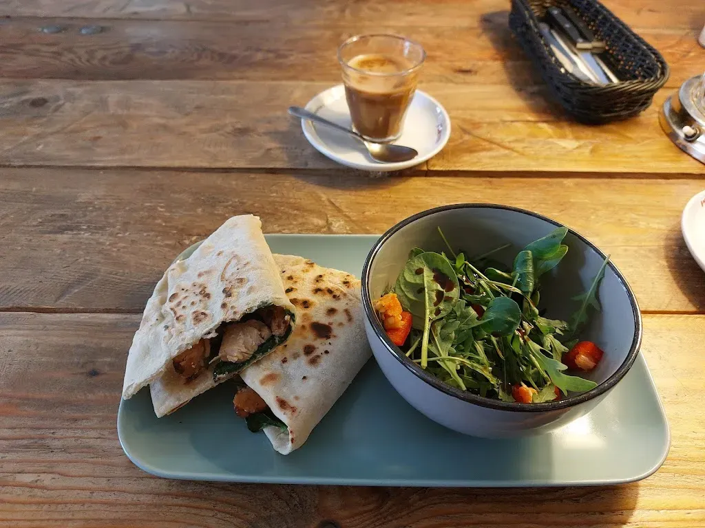 Milk Cafe - Kávézó, Brick Powerbank bérlés/leadás