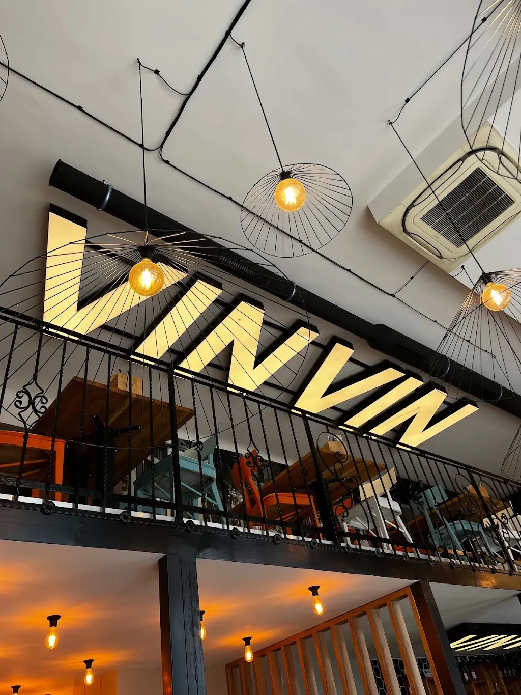 Vin.Vin Bartok Boulevard