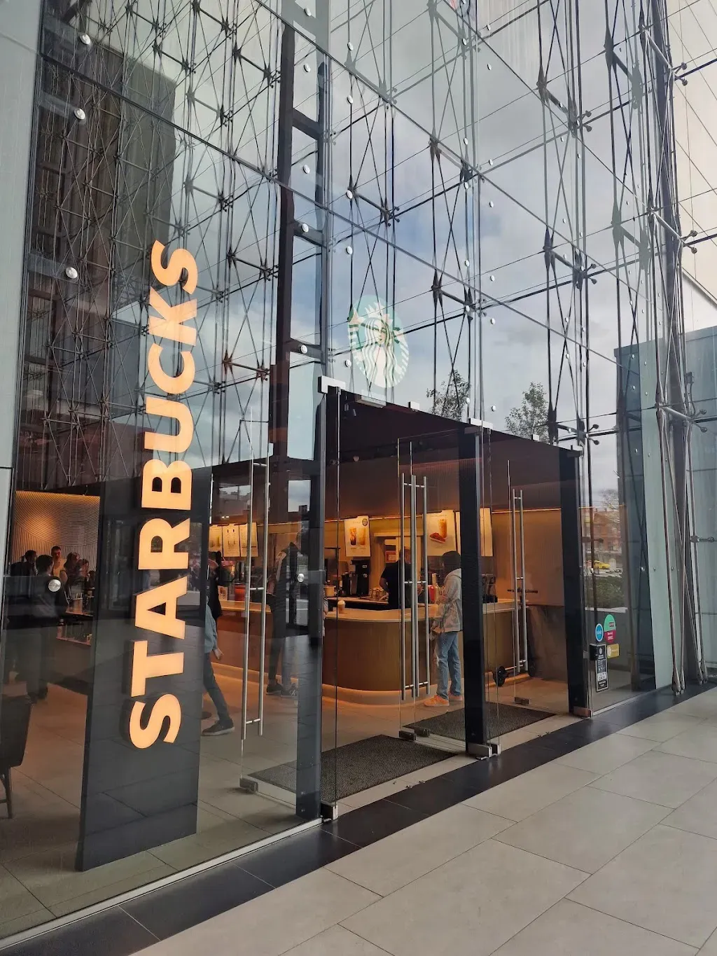 Starbucks Etele Plaza