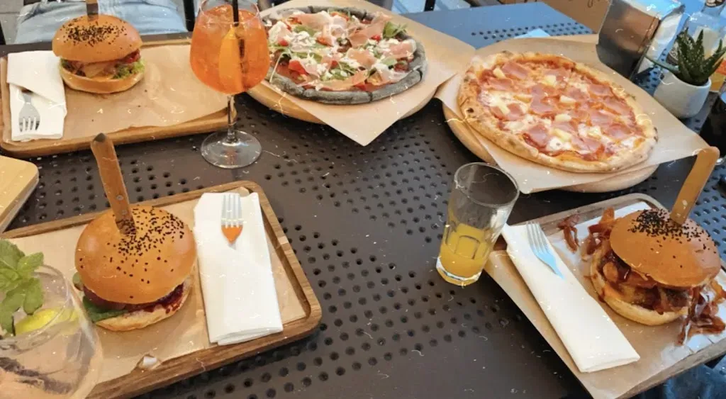 FACES - Pizza & Wine