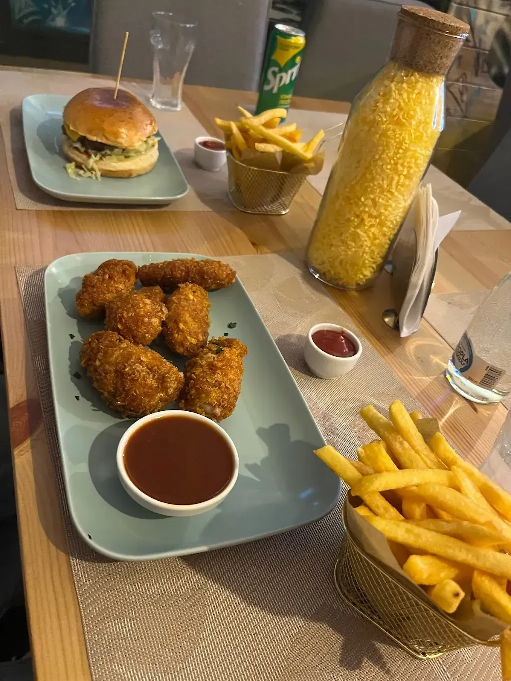HOLLYWOOD BAR & RESTAURANT