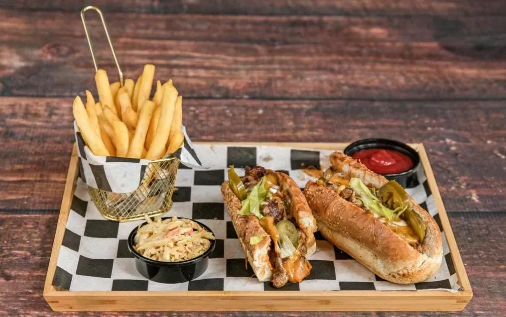 HOLLYWOOD BAR & RESTAURANT