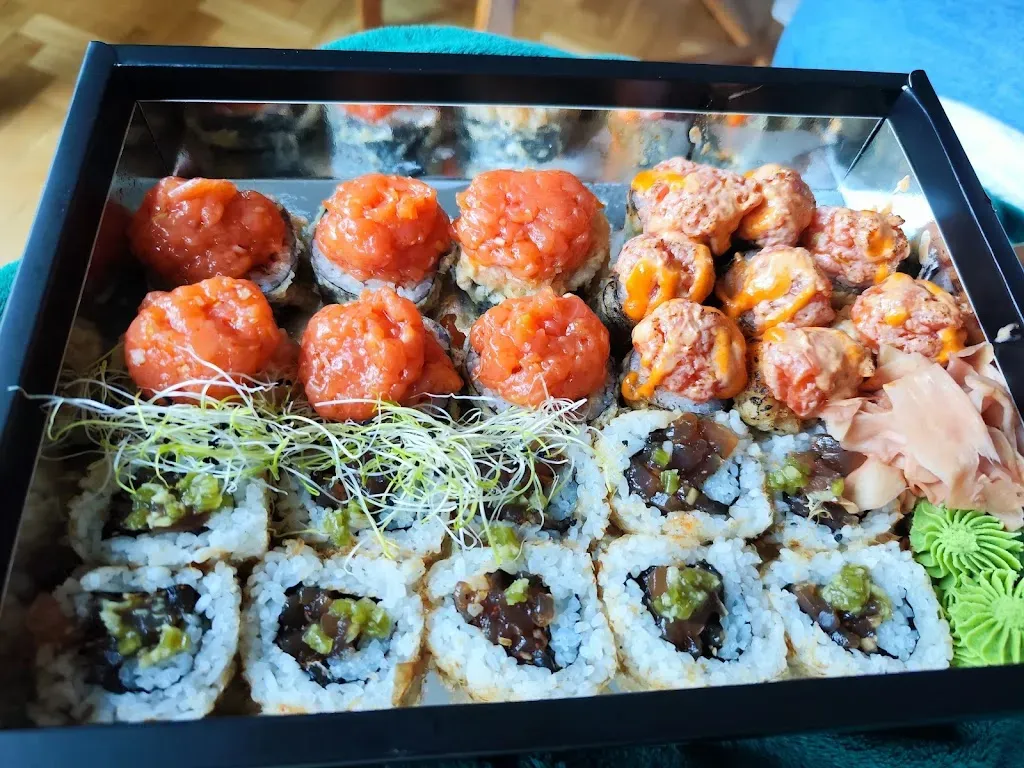 SushiRoll Bistro