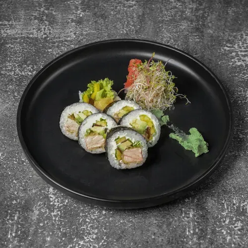 Futomaki with tempura salmon
