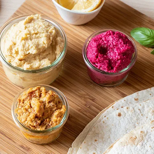 Hummus w 3 odsłonach z pszenną tortillą