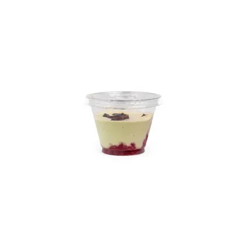 Jogurt matcha z malinami i daktylami