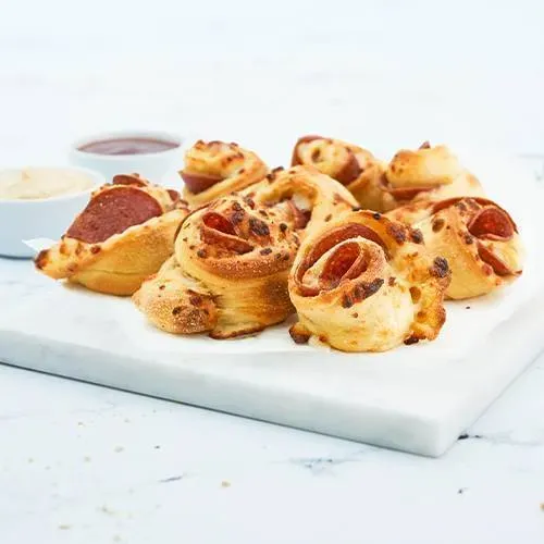 Pizzabrötchen Salami und Mozzarella