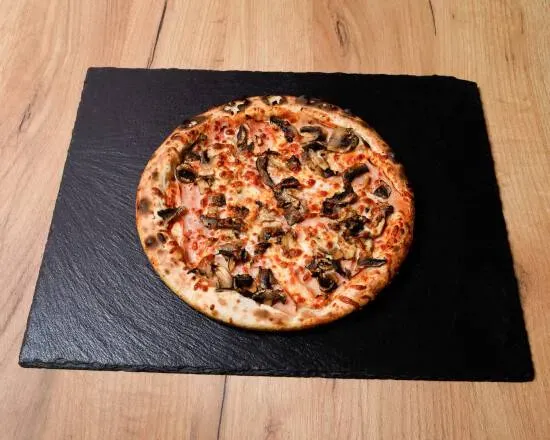4. Pizza Prosciutto e Funghi