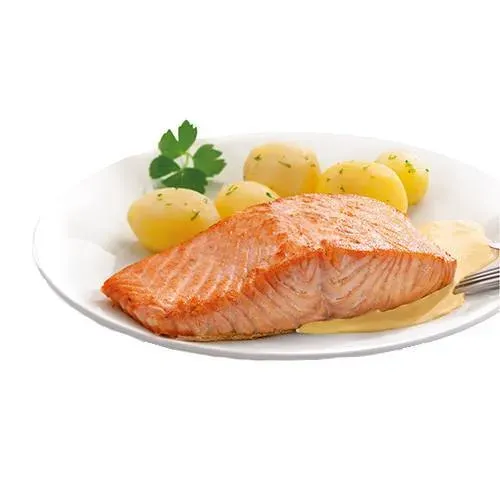 Norwegisches Lachsfilet auf der Haut gebraten