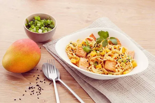 Salmone Thai z makaronem Fusilli