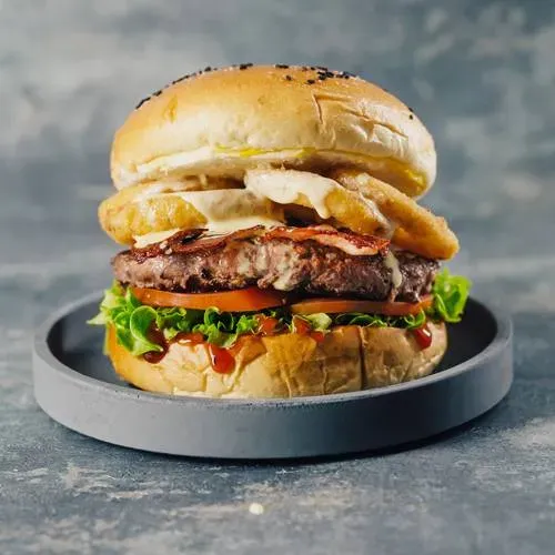 Burger z krążkami cebulowymi