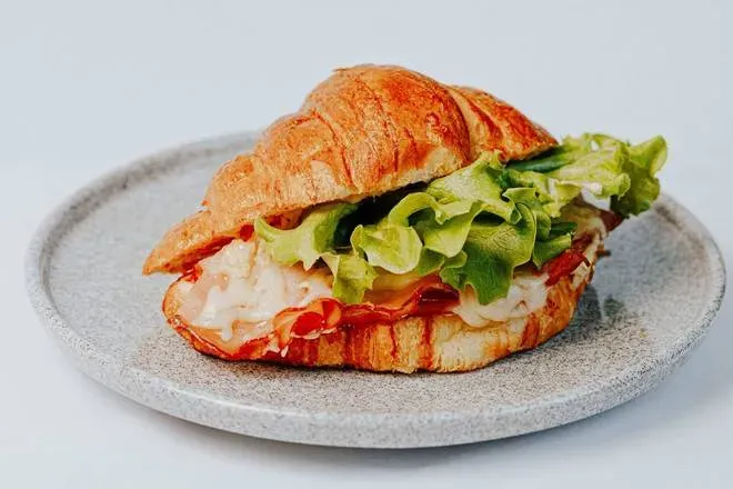 Croissant z szynką i serem