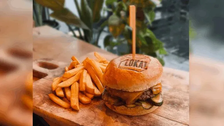 Cheeseburger + frytki