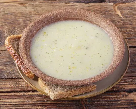 Zupa pokrzywowa ze śmietaną