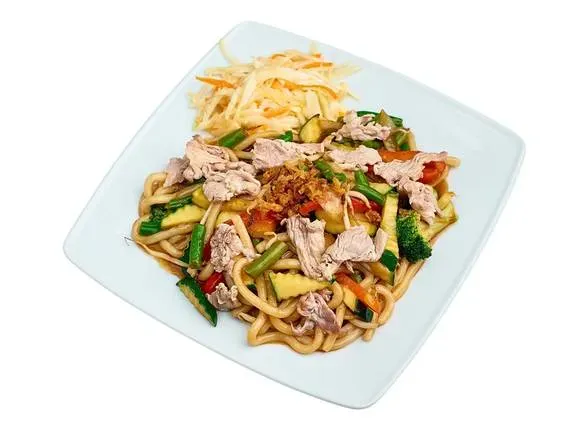Udon smażony z wieprzowiną