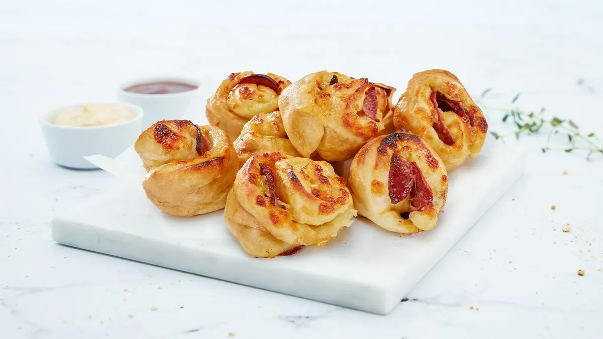 Pizzabrötchen Sucuk und Mozzarella