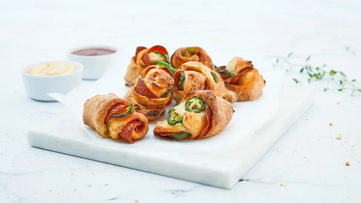 Pizzabrötchen Chilisalami, Jalapenos und Käse