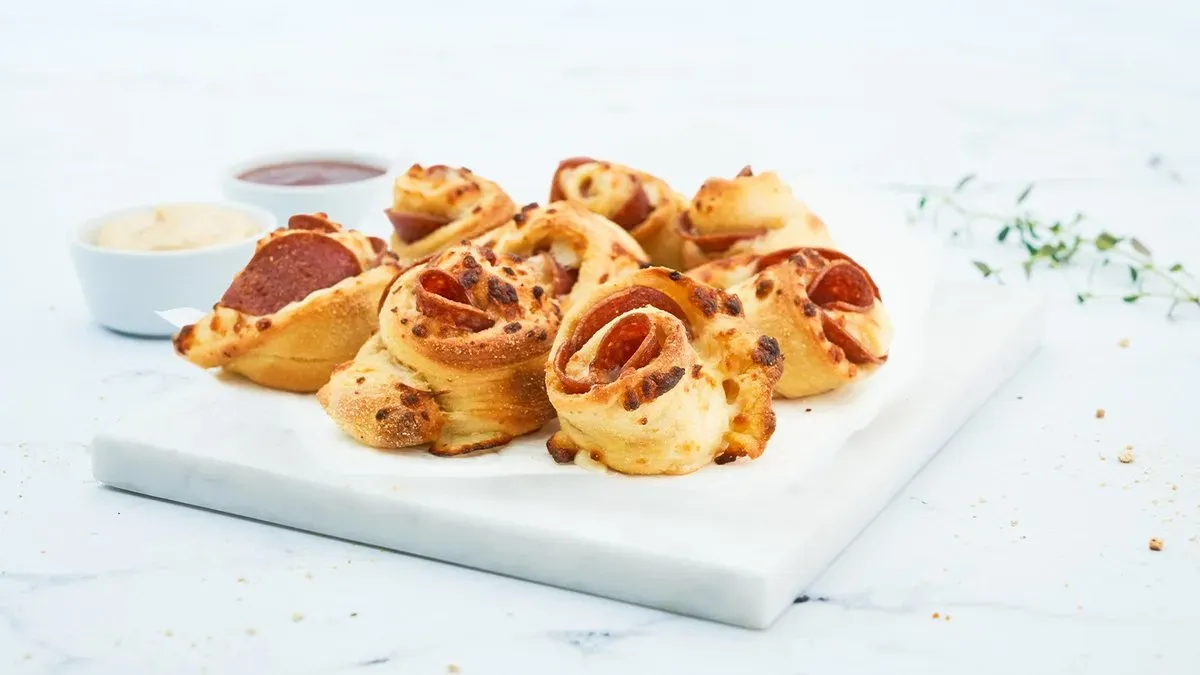 Pizzabrötchen Salami und Käse
