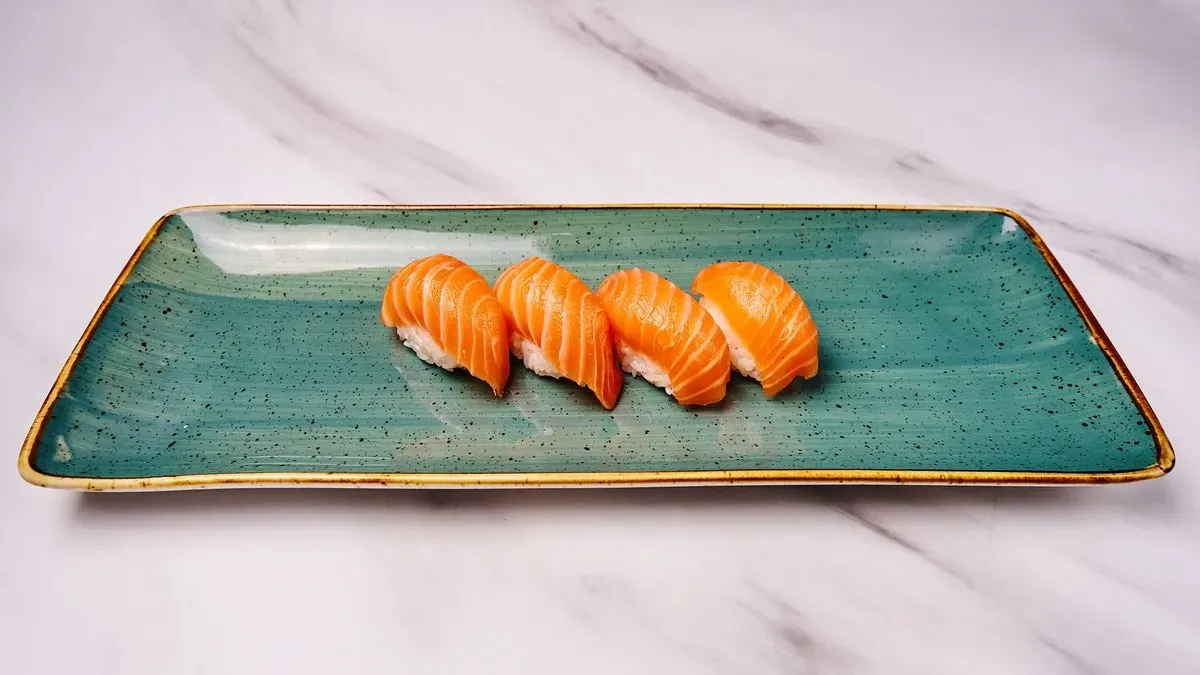 MN1. Sake Nigiri