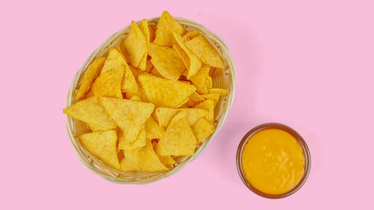 2. Nachos con Salsa de Queso