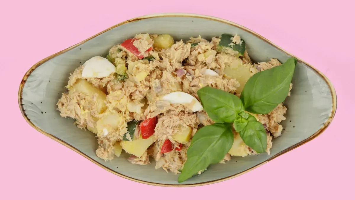 50. Ensalada Española con Patatas, Atún y Huevo