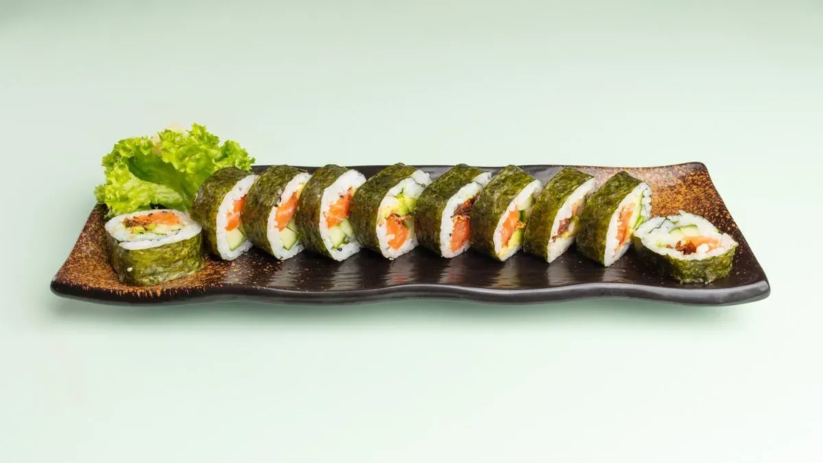 S32. Salmon & Salmon Skin Futo Maki